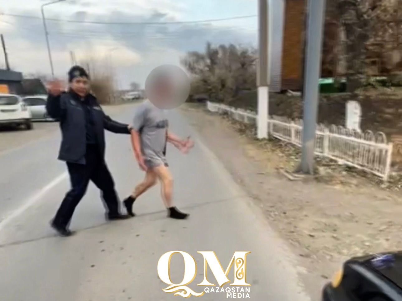 Полуголый мужчина бегал по улицам райцентра в СКО