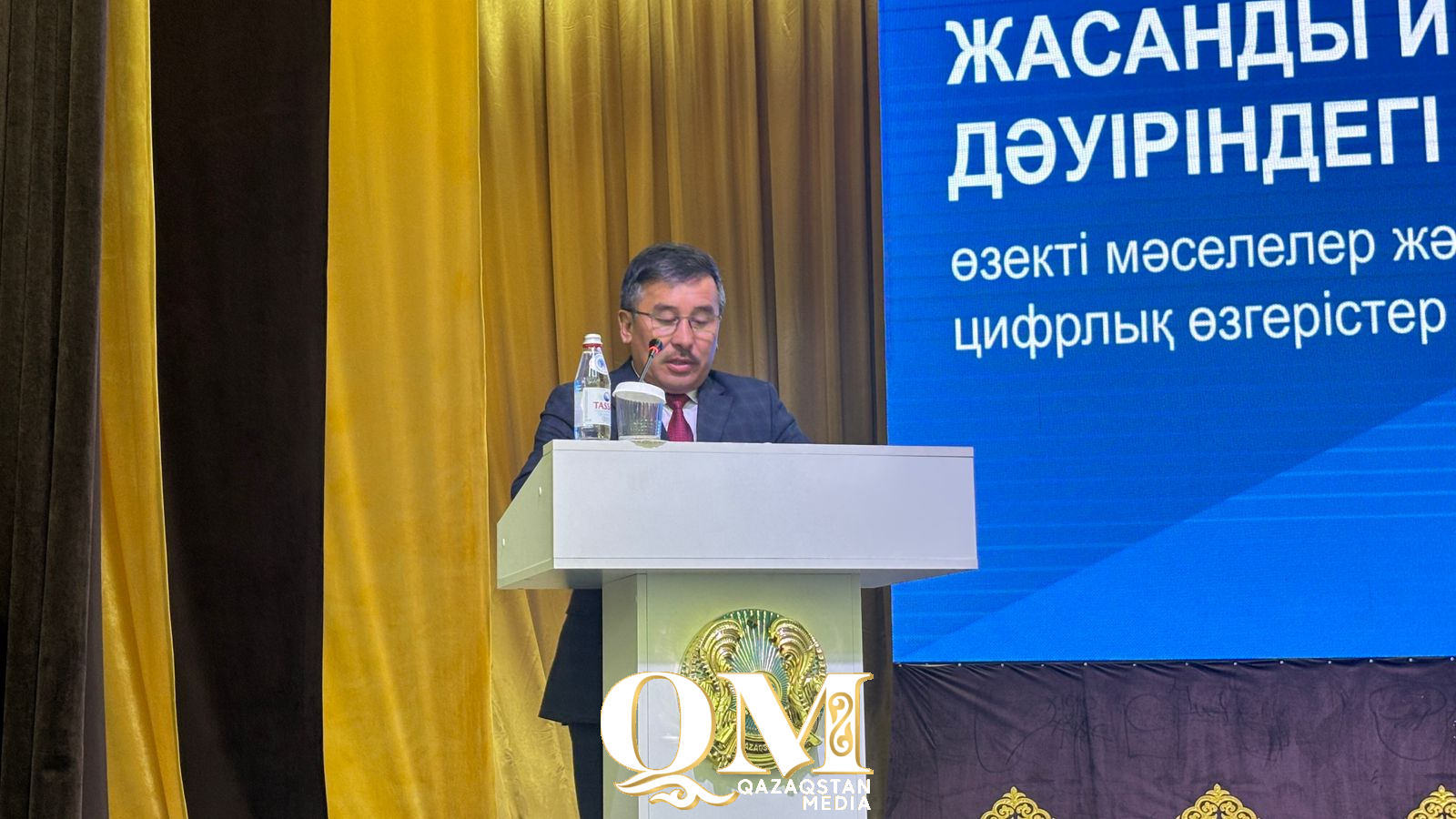 ҚР Президентінің кеңесшісі Мәлік Отарбаев Есіл ауданының тұрғындарымен кездесті