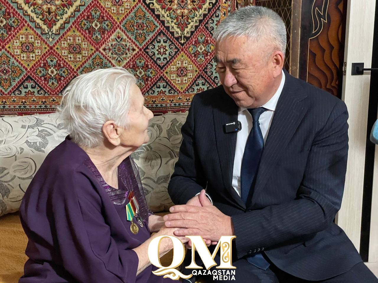 Столетнюю Александру Фирсову навестил аким Петропавловска