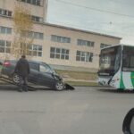 Двое человек пострадали в результате столкновения автобуса и легковушки в Петропавловске
