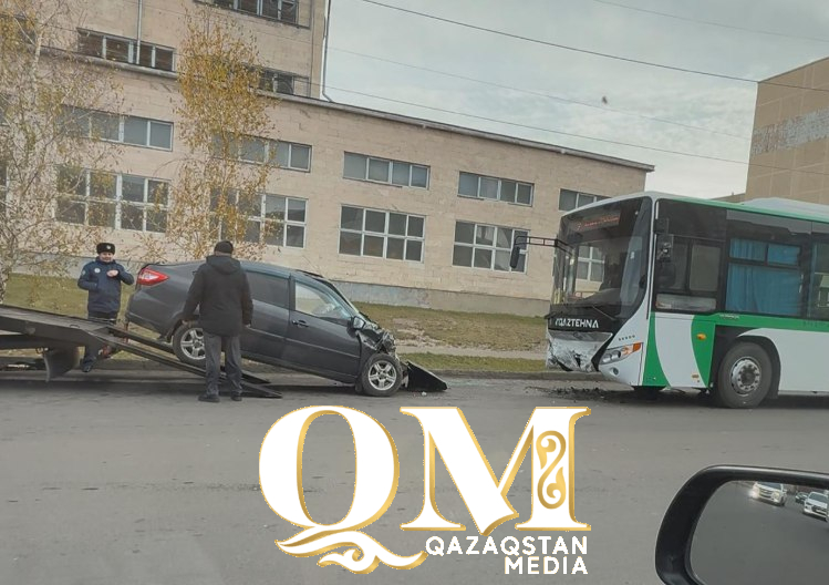 Двое человек пострадали в результате столкновения автобуса и легковушки в Петропавловске