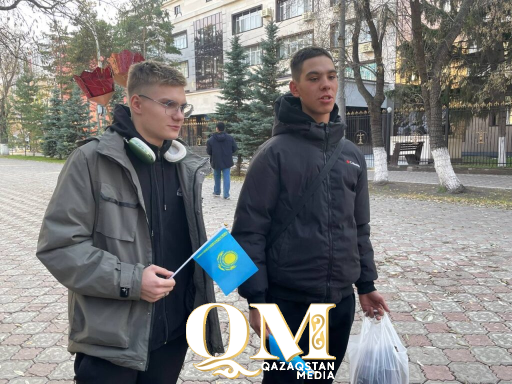 Волонтеры напомнили петропавловцам о значении Дня Республики Казахстан
