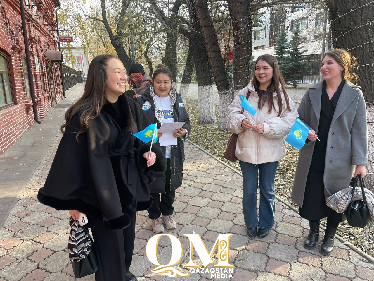 Волонтеры напомнили петропавловцам о значении Дня Республики Казахстан