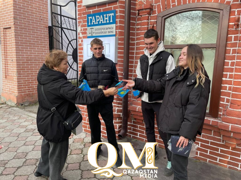 Волонтеры напомнили петропавловцам о значении Дня Республики Казахстан