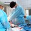 Североказахстанские врачи провели экстренную операцию 45-летнему мужчине. В больницу он поступил в тяжелом состоянии с колото-резаным ранением и сильным кровотечением. Благодаря слаженной работе медицинской команды пациент остался жив, пишет Qazaqstan Mediа. Как рассказали в больнице, мужчина поступил в крайне тяжелом состоянии. У него было колото-резаное ранение грудной клетки и внутреннее кровотечение. Осмотр хирурга показал, что повреждены жизненно важные органы - печень и диафрагма. Пациента экстренно подняли в операционную. “Команда врачей провела сложную операцию. Пострадавшему зашили раны, остановили кровотечение, провели дренирование брюшной полости. Все прошло быстро и слаженно. В операции участвовали хирурги Алексей Дрюпин и Евгений Шевченко, анестезиолог-реаниматолог Корганбек Жакупов, операционная медсестра Елена Богатенко, и санитарка Ирина Воротнева”, - сообщили в многопрофильной областной больнице. После операции пациента перевели в реанимацию. Первые двое суток он находился под круглосуточным наблюдением врачей. Позже лечение продолжилось в хирургическом отделении. Перевязки, поддержка и постоянная забота медперсонала помогли стабилизировать его состояние. Мужчина уже дома. Он проходит восстановление.