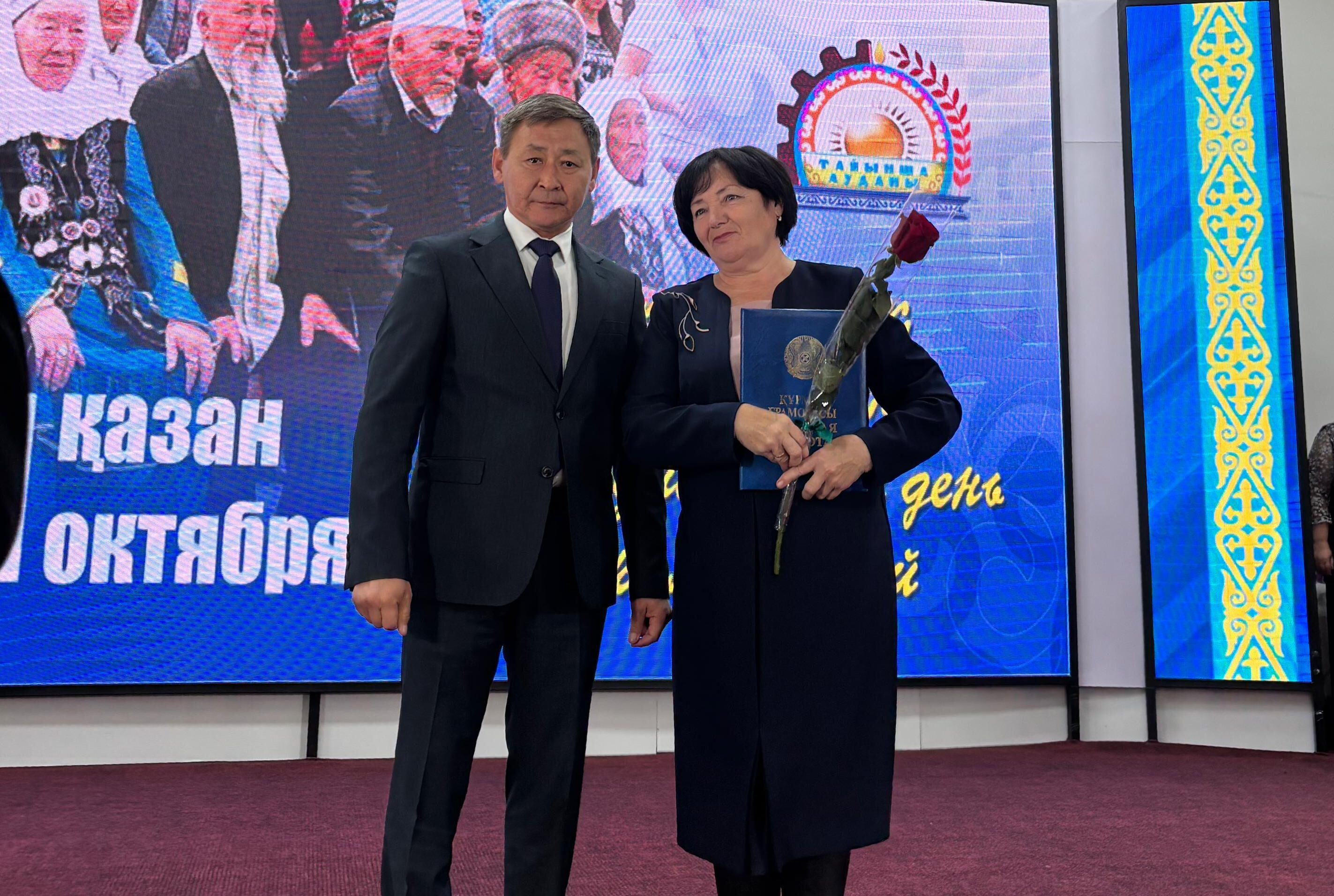 Бірге ауылды дамытқан ардагерлер: Тайынша ауданында Қарттар күнінде еңбек ардагерлерін марапаттады