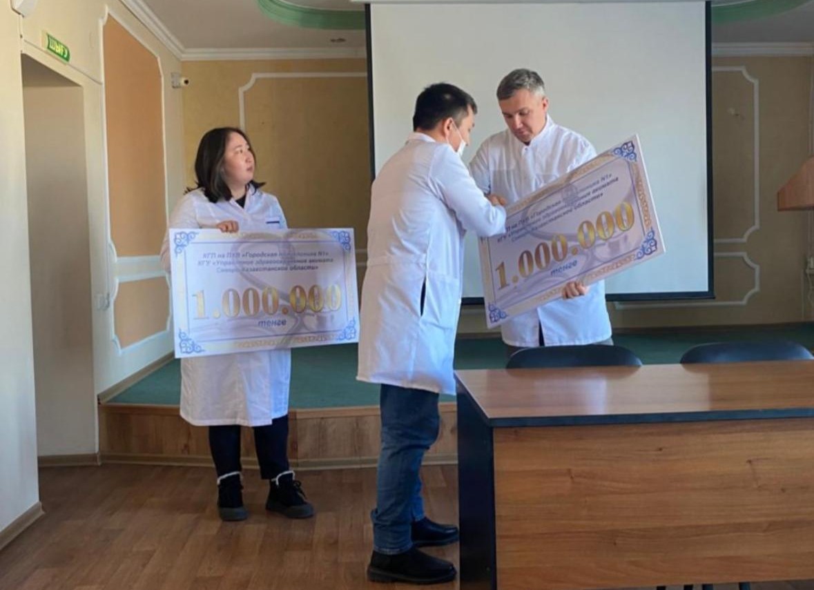 Подъемные в размере одного млн тенге получили молодые врачи в Петропавловске
