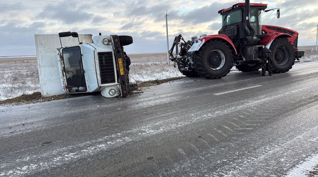 СҚО-да көктайғақ салдарынан жүк көлігі аударылды
