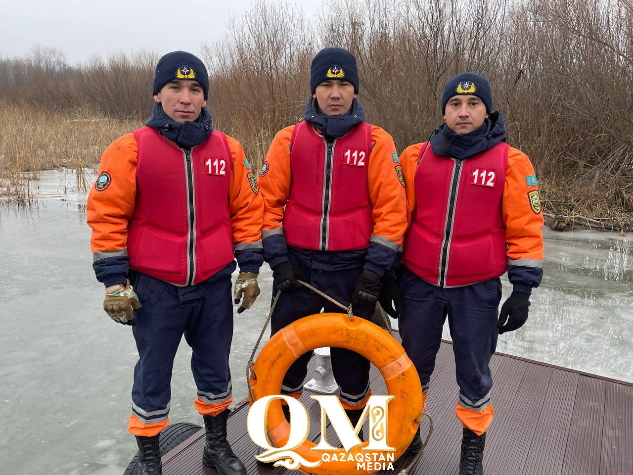 Как спасти свою жизнь, если провалился под лед, показали спасатели СКО