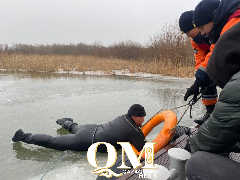 Как спасти свою жизнь, если провалился под лед, показали спасатели СКО