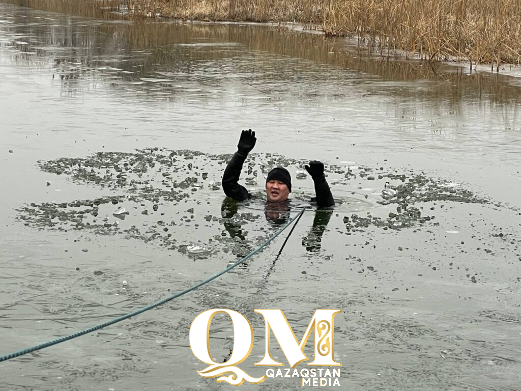 Как спасти свою жизнь, если провалился под лед, показали спасатели СКО