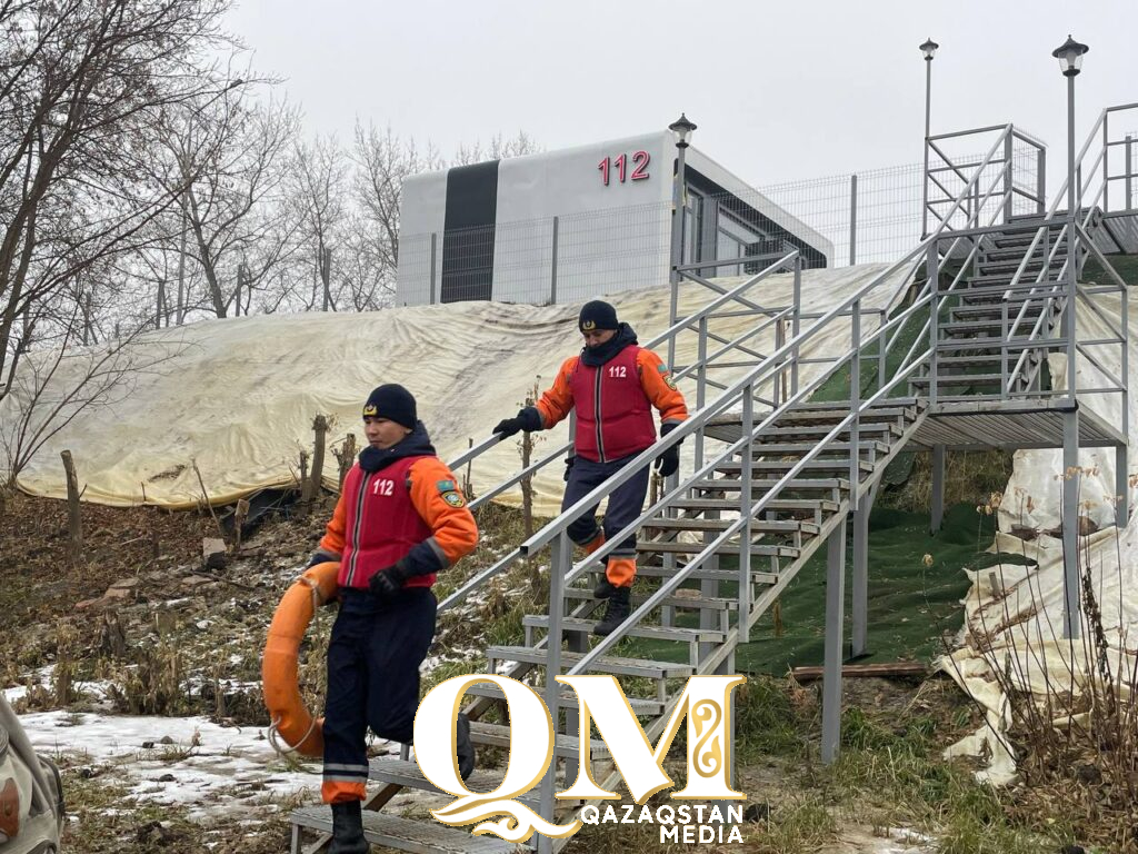 Как спасти свою жизнь, если провалился под лед, показали спасатели СКО