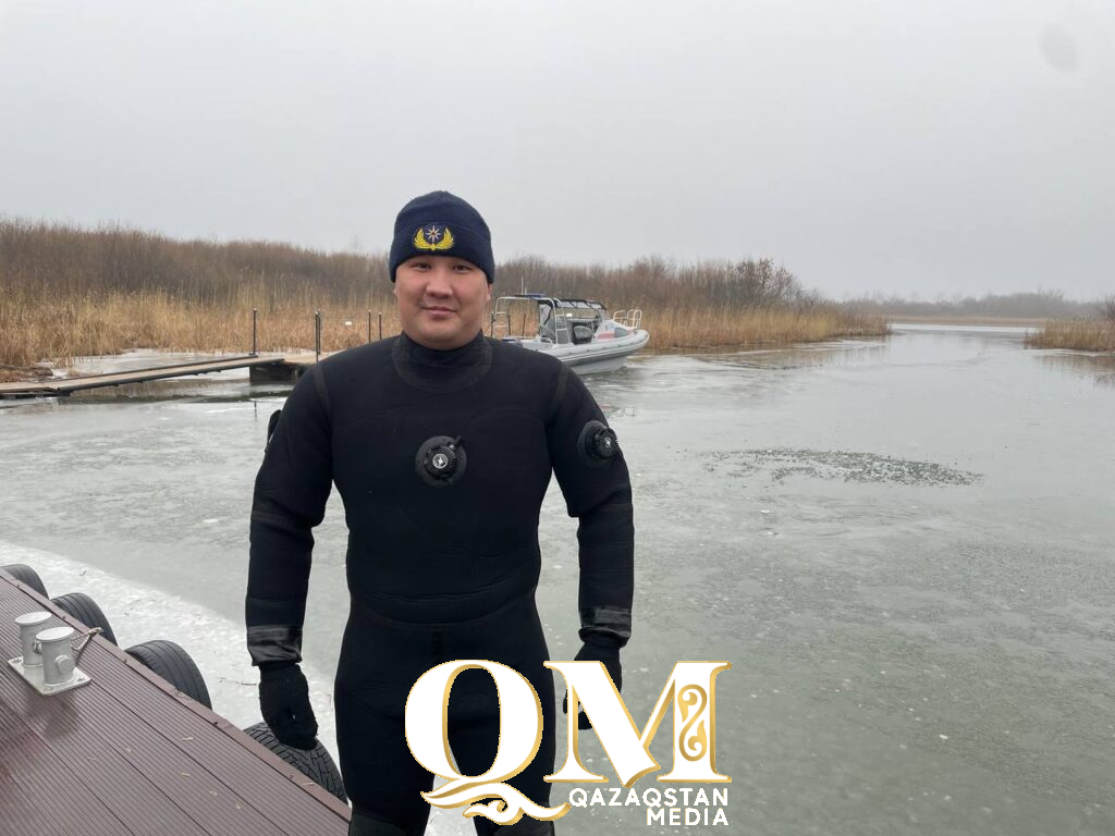 Как спасти свою жизнь, если провалился под лед, показали спасатели СКО