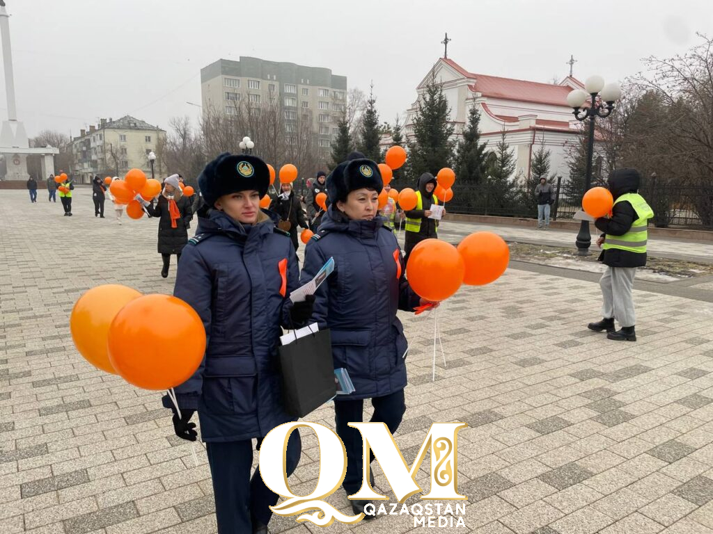 Символ несогласия: оранжевые ленты объединили жителей Петропавловска против насилия