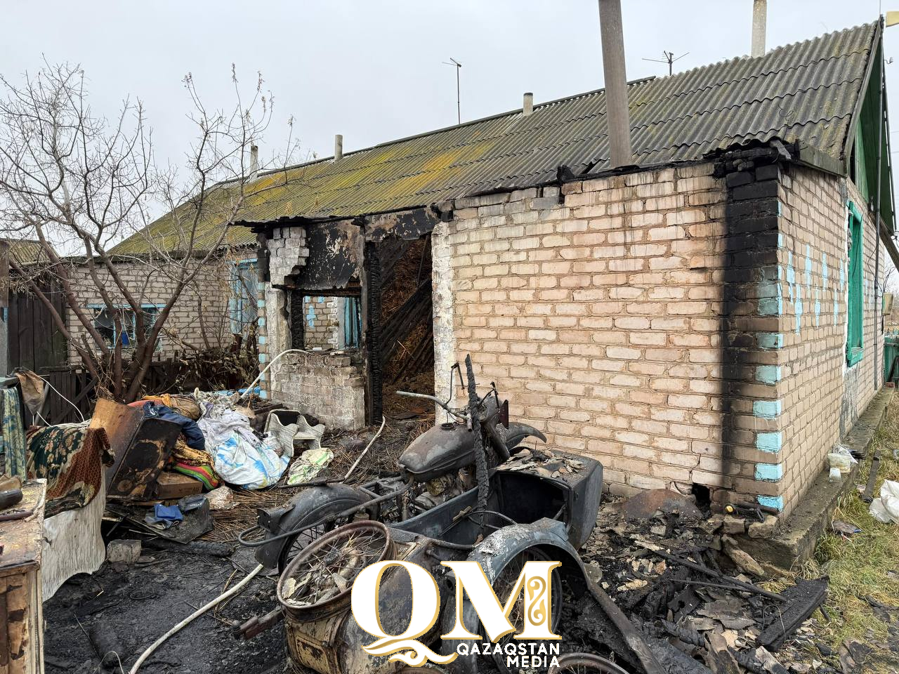 Семья осталась без дома, хозяйка получила ожоги: нужна помощь семье Тумрау из СКО