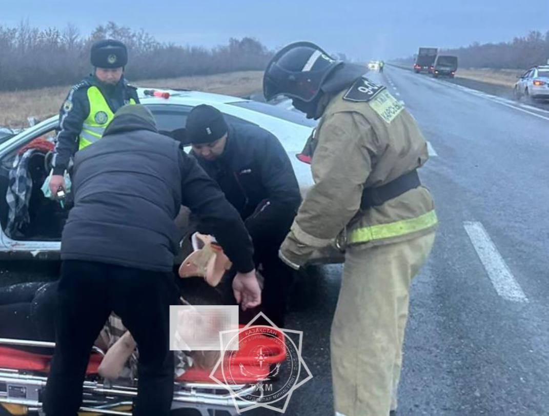 Женщину достали из искореженной машины на трассе в СКО