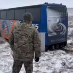 СҚО-да шетелдік азаматтар отырған автобус жолдың шетіне түсіп кетті