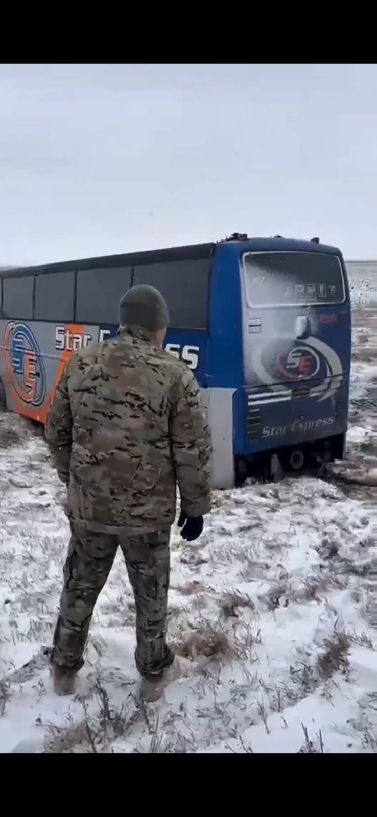 СҚО-да шетелдік азаматтар отырған автобус жолдың шетіне түсіп кетті