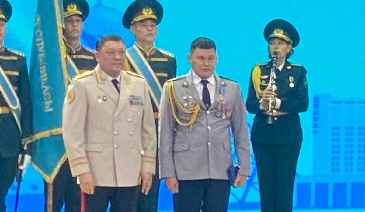 Он лез в огонь и воду. Медаль «Ерлігі үшін» получил участковый Кадырбек Исин из СКО