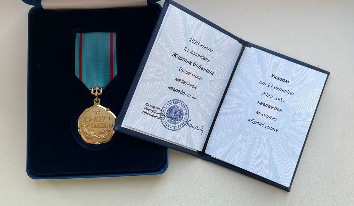 Он лез в огонь и воду. Медаль «Ерлігі үшін» получил участковый Кадырбек Исин из СКО