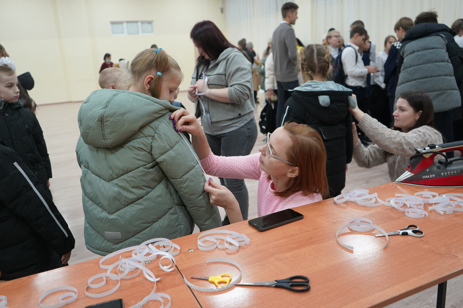 Ученики СШ №2 Петропавловска используют фликеры на одежде для безопасности на дорогах