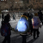 Ученики СШ №2 Петропавловска используют фликеры на одежде для безопасности на дорогах