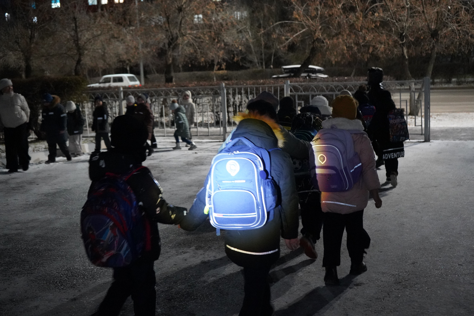 Ученики СШ №2 Петропавловска используют фликеры на одежде для безопасности на дорогах