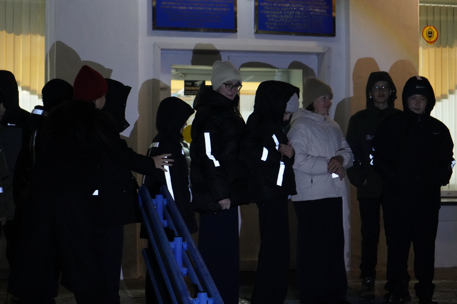 Ученики СШ №2 Петропавловска используют фликеры на одежде для безопасности на дорогах