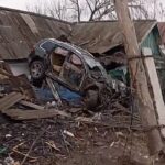 Водитель Volkswagen протаранил здание в Тайынше и попал в больницу