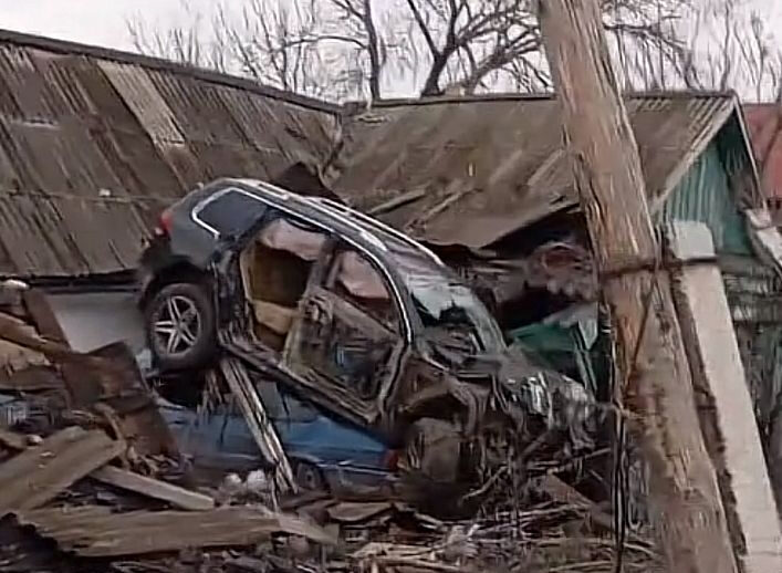 Водитель Volkswagen протаранил здание в Тайынше и попал в больницу