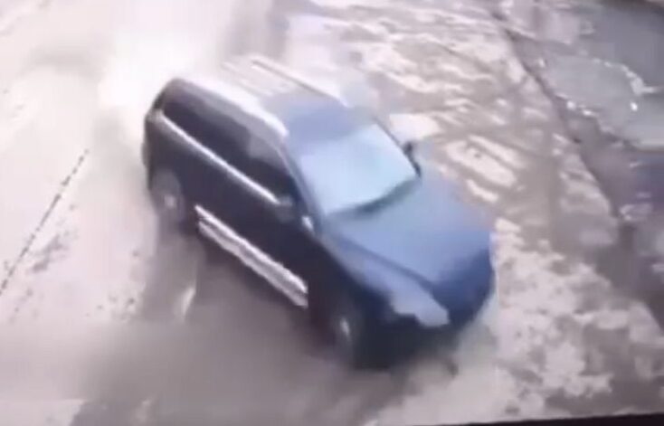 Водитель Volkswagen протаранил здание в Тайынше и попал в больницу