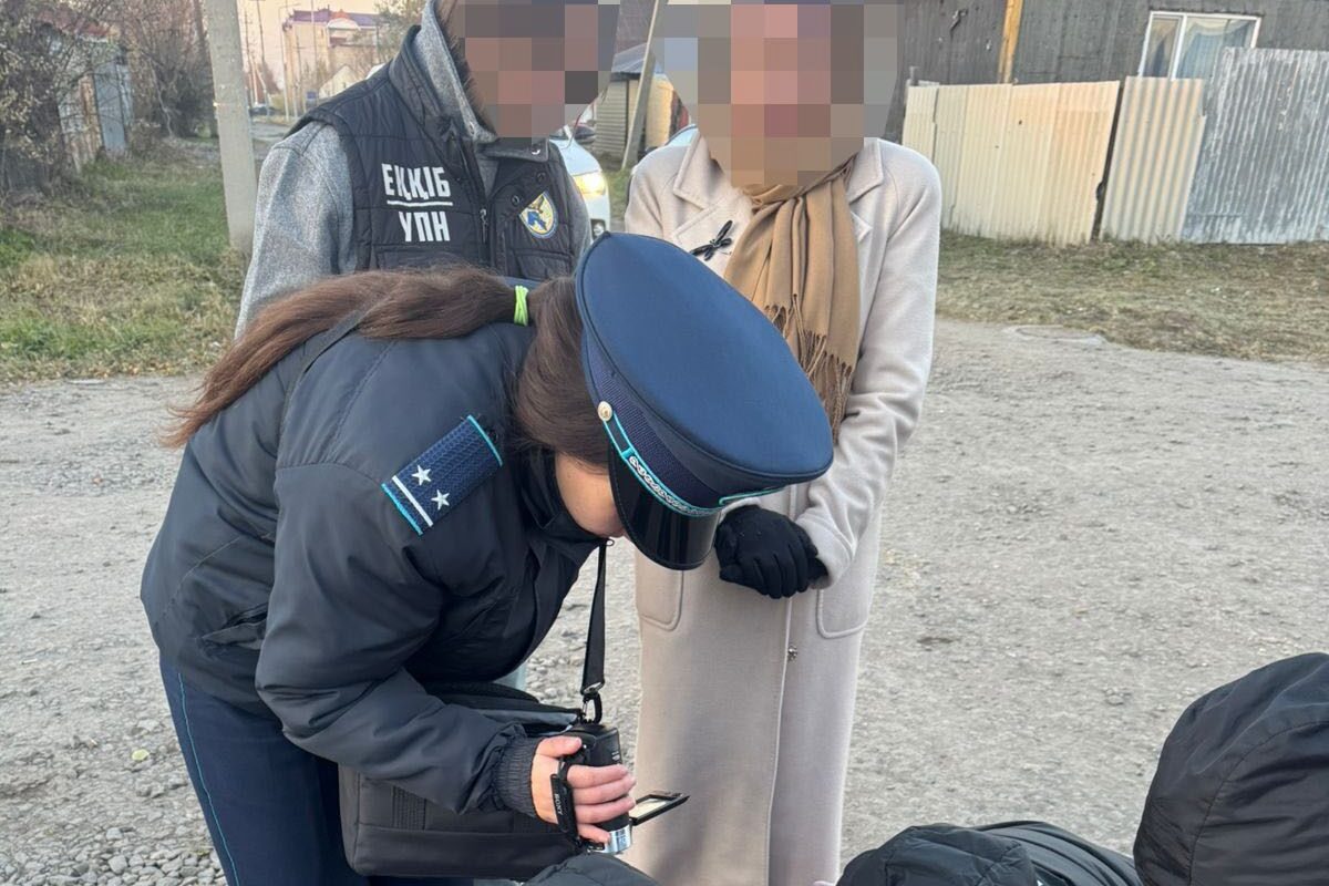 Носила наркотики в дамской сумочке и делала закладки 48-летняя жительница Петропавловска