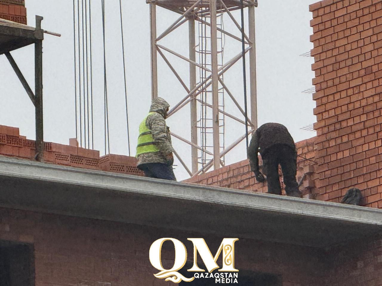 Незаконно возводимую в Петропавловске многоэтажку суд обязал снести, но стройка продолжается