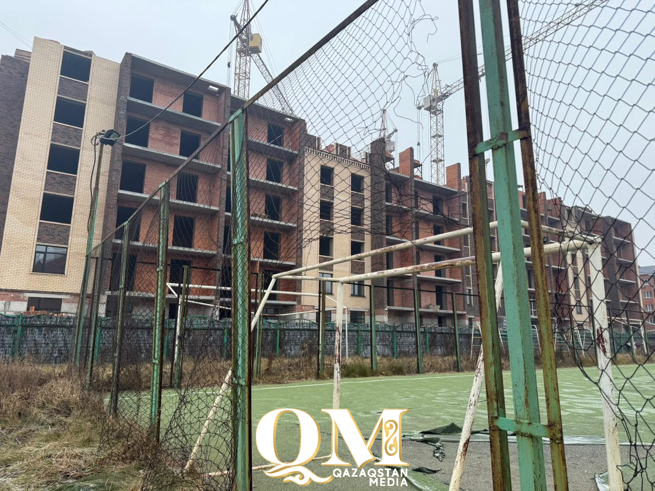 Незаконно возводимую в Петропавловске многоэтажку суд обязал снести, но стройка продолжается