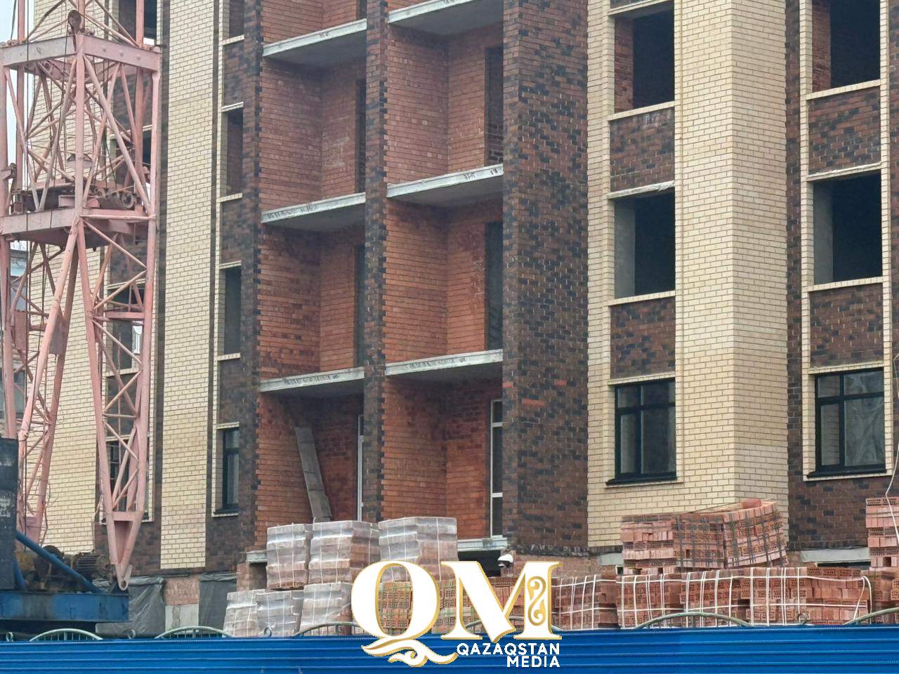 Незаконно возводимую в Петропавловске многоэтажку суд обязал снести, но стройка продолжается