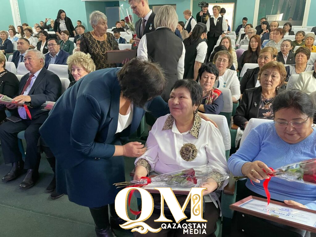 Работников и ветеранов департамента статистики наградили в честь 105-летия службы в Петропавловске