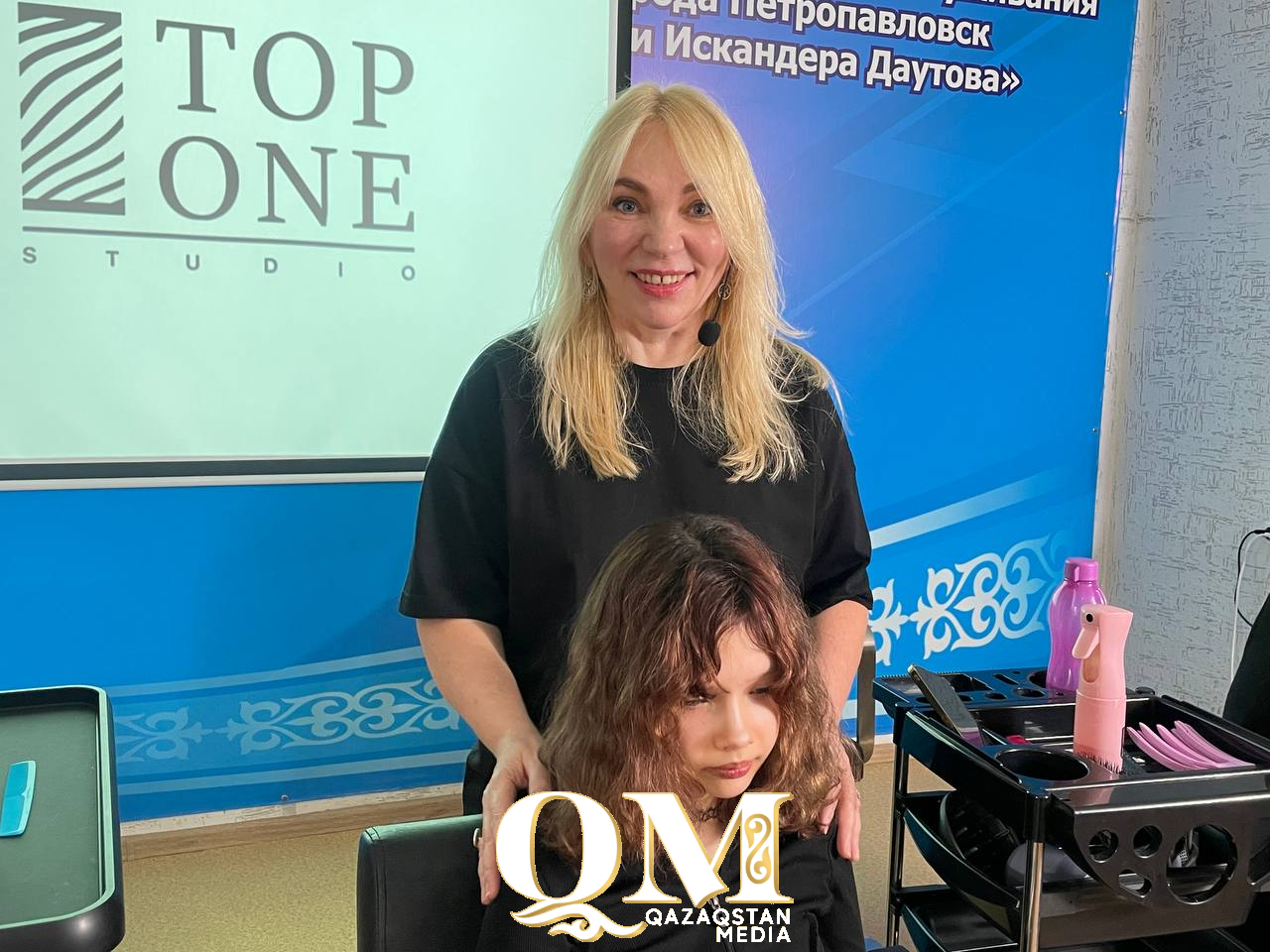 Будущие парикмахеры освоили новые техники химической завивки в Петропавловске