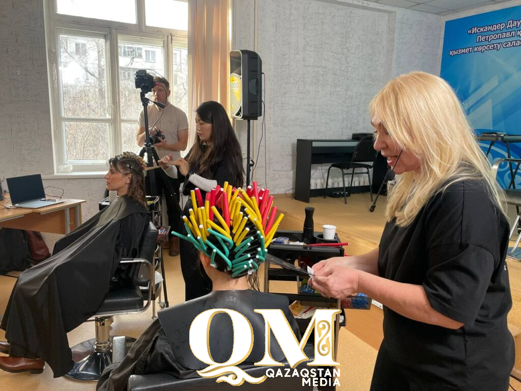 Будущие парикмахеры освоили новые техники химической завивки в Петропавловске