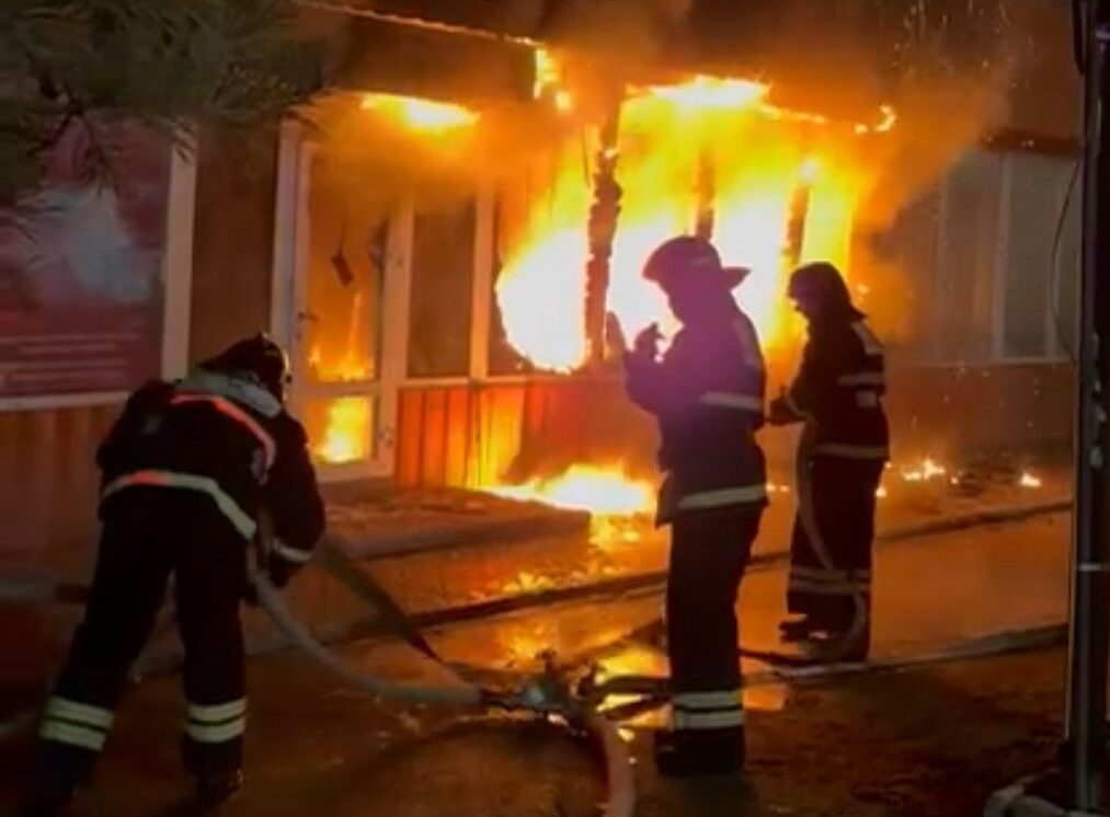 Проснулись от дыма: в Петропавловске эвакуировали людей из-за пожара в ювелирном салоне