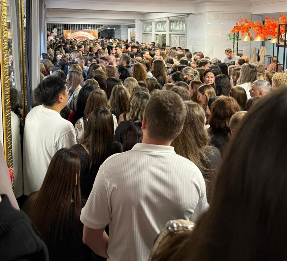 Жители СКО добиваются возврата денег за несостоявшийся концерт певца Акмаля