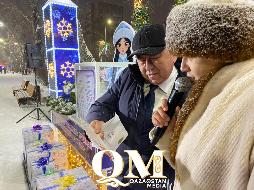 Чудо из прозрачного барабана — в Петропавловске началась акция «Стань Дедом Морозом»