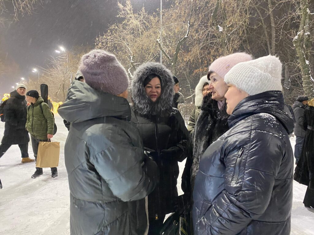 Чудо из прозрачного барабана — в Петропавловске началась акция «Стань Дедом Морозом»