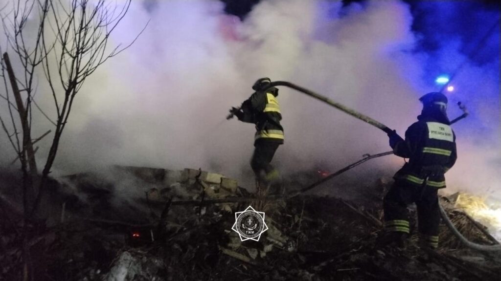 Тело второго ребенка ищут под завалами дома после пожара в районе Магжана Жумабаева СКО