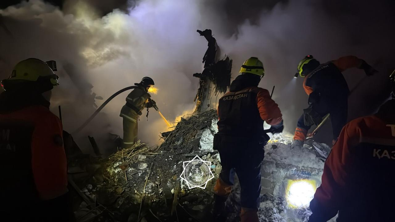 Тело второго ребенка ищут под завалами дома после пожара в районе Магжана Жумабаева СКО