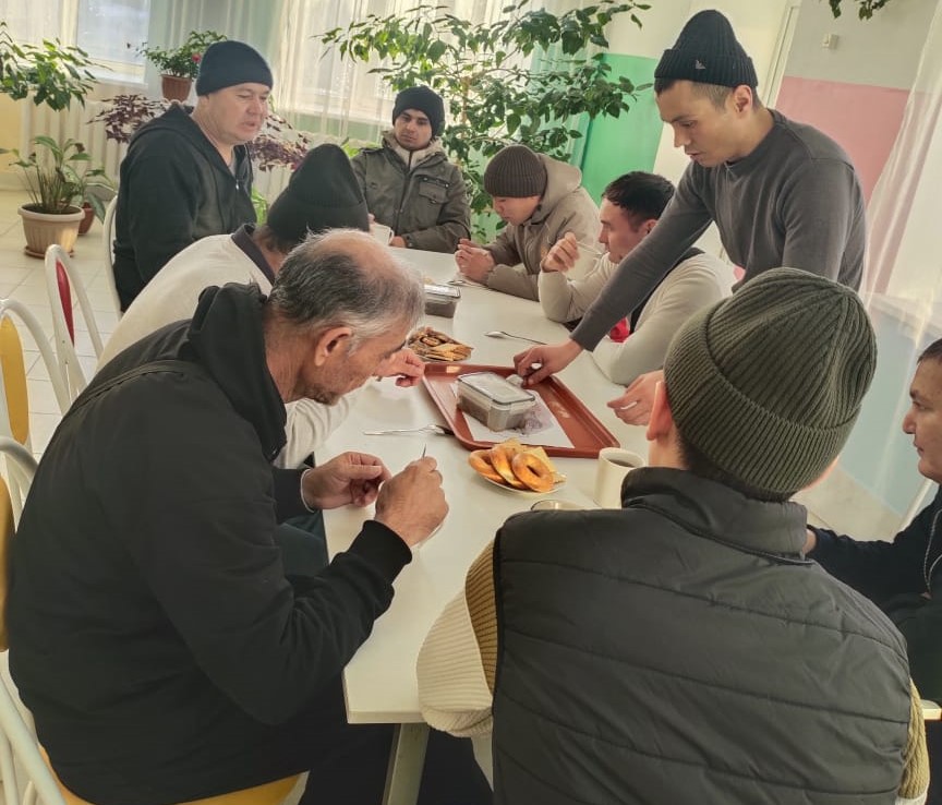 Автобус замерз на трассе: 18 пассажиров спасали в СКО