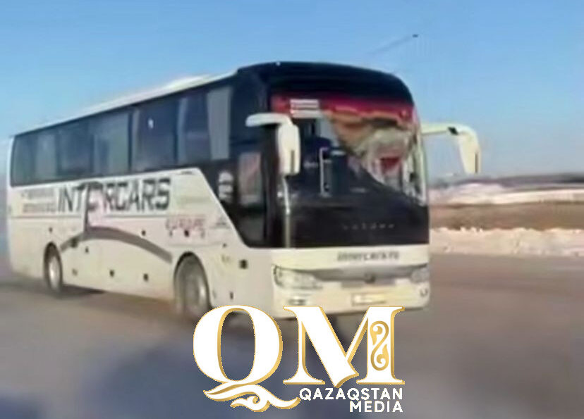 Автобус замерз на трассе: 18 пассажиров спасали в СКО