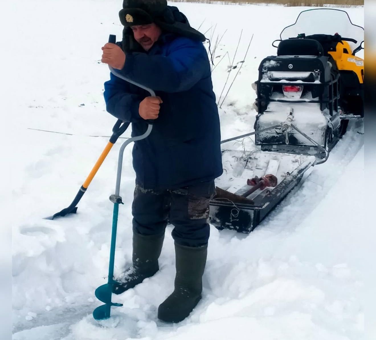 Подо льдом не хватает воздуха: от замора спасают рыбу на севере Казахстана