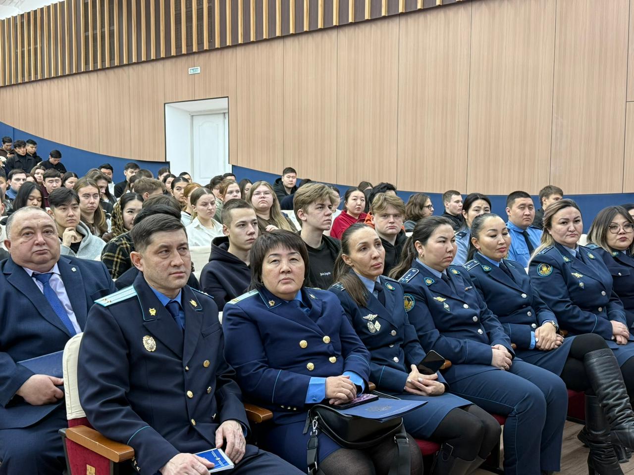 «Цена ошибки — сломанная жизнь»: телемост с осужденными прошел в Kozybayev University