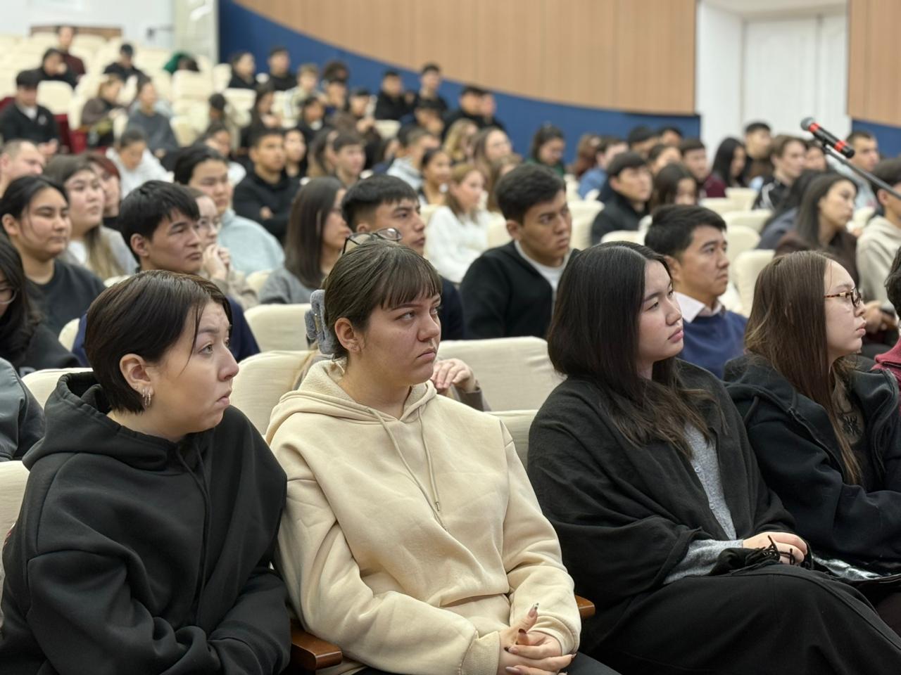 «Цена ошибки — сломанная жизнь»: телемост с осужденными прошел в Kozybayev University