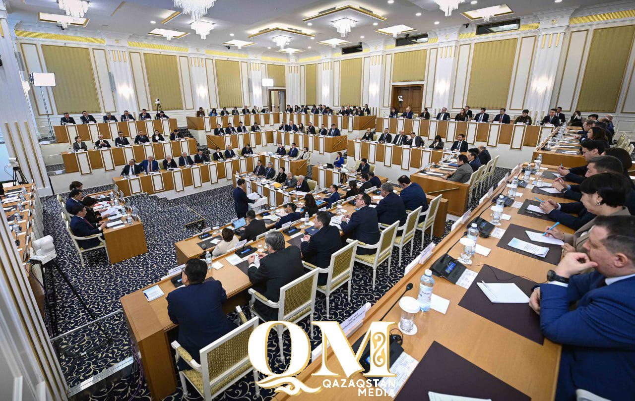 Конституциялық комиссияның екінші отырысында Қазақстан Республикасының Конституциясына өзгерістер мен толықтырулар енгізу мәселелері кезең-кезеңімен талқылана бастады